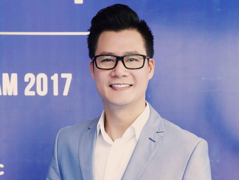 Ký ức cắn nát tay mẹ và hai lần suýt mất mạng của ca sĩ Quang Dũng