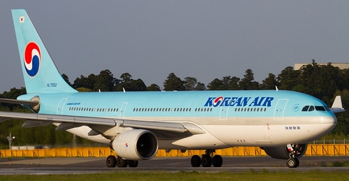 Vinh dự tiếp theo thuộc về Korean Air.   Với tư cách là hãng hàng không quốc gia của Hàn Quốc, Korean Air (KE) là hãng hàng không lớn nhất đất nước. Có trụ sở tại Seoul, hãng hàng không bay thẳng đến 20 điểm đến trong nước và khoảng 100 điểm đến quốc tế trên khắp châu Á, Úc, Châu Phi, Châu Âu, Bắc Mỹ và Nam Mỹ. Hãng hàng không, là một phần của liên minh SkyTeam, cũng có các thỏa thuận liên danh với khoảng 40 hãng hàng không. Đội bay của hãng gồm các máy bay với thiết kế hai khoang (Prestige Class, phiên bản của Hạng Thương gia, và Hạng Phổ thông) và ba khoang (Hạng Nhất, Hạng Thương gia và Hạng Phổ thông). Korean Air có các trung tâm điều hành tại Sân bay Quốc tế Seoul Gimpo (GMP) và Sân bay Quốc tế Seoul Incheon (ICN).