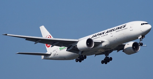 Đứng vị trí thứ 7 với hơn 2.100 đánh giá là hãng hàng không Japan Airlines.   Hãng hàng không lớn nhất của quốc gia, Japan Airlines (JL) có trụ sở tại Tokyo. Hãng có các chuyến bay thẳng đến khoảng 60 điểm đến trong nước và hơn 30 điểm đến quốc tế tại châu Á, châu Âu, châu Đại Dương, Bắc Mỹ và Nam Mỹ. JL là thành viên liên minh một thế giới và cũng có thỏa thuận liên danh với khoảng 30 hãng hàng không. Hãng có các loại dịch vụ: Hạng Nhất, Executive Class (tương đương với Hạng Thương gia), Hạng Phổ thông Cao cấp, Hạng J (chỗ ngồi Hạng Phổ thông với ghế lớn hơn) và Hạng Phổ thông. Hạm đội máy bay của hãng có nhiều loại hai khoang, ba khoang và bốn khoang. Trung tâm chính của Japan Airlines nằm tại Sân bay Haneda ở Tokyo (HND) và Sân bay Quốc tế Narita (NRT).