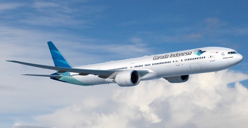 Ở vị trí cuối trong top 10 hãng hàng không tốt nhất thế giới năm 2017 là Garuda Indonesia.  Garuda Indonesia (GA) là hãng hàng không quốc gia của Indonesia và là thành viên của liên minh SkyTeam. Hãng khai thác các chuyến bay thẳng đến khoảng 40 điểm trong nước và 20 điểm quốc tế tại 13 quốc gia trên khắp châu Á, Châu Đại Dương, Trung Đông và châu Âu. Đội tàu bay của hãng gồm có một vài chiếc chỉ được bố trí ghế ngồi Hạng Phổ thông. Các chiếc khác được bố trí hai khoang hành khách (Hạng Executive, sản phẩm Hạng Thương gia của Garuda, và Hạng Phổ thông) và bố trí ba khoang hành khách (Hạng Nhất, Hạng Executive và Hạng Phổ thông). Hãng có các trung tâm trung chuyển tại Sân bay Quốc tế Soekarno–Hatta (CGK) gần Jakarta và Sân bay Quốc tế Ngurah Rai (DPS) ở miền Nam Bali.