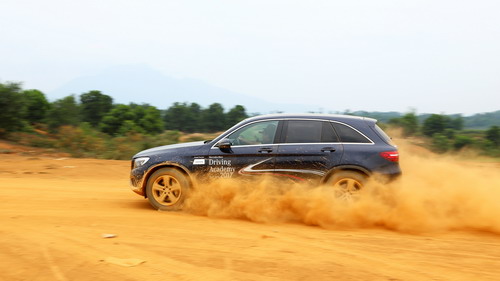 5 bài tập thú vị với xe Mercedes tại Hà Nội