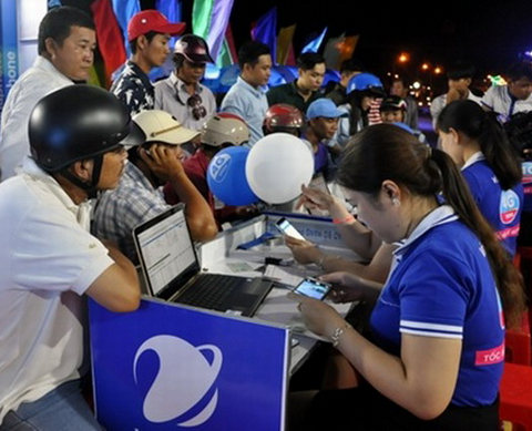 Khách hàng tham gia đổi SIM 4G