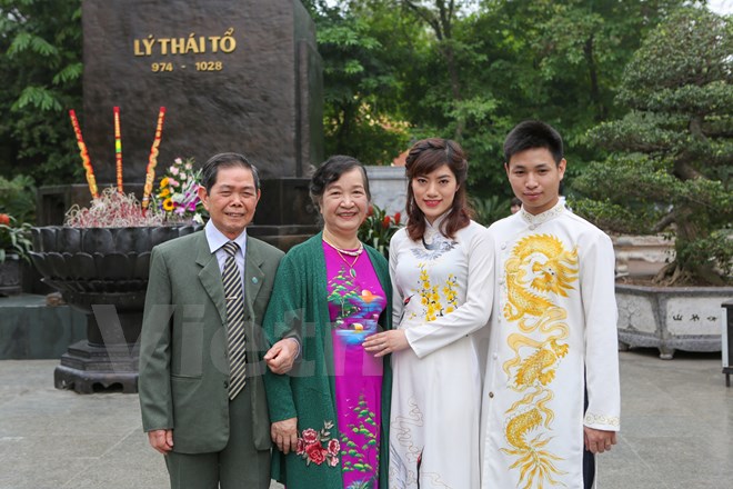 Vợ chồng cô chú Trần Văn Trọng - Nguyễn Thị Cầu lấy nhau từ năm 1962 cùng chụp ảnh với hai người cháu của mình cũng tổ chức đám cưới trong ngày trọng đại này. (Ảnh: Minh Sơn/Vietnam+)