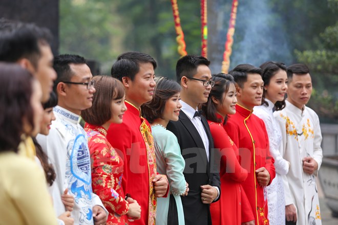 Đám cưới nếp sống mới và Đám cưới vàng được Thành đoàn Hà Nội và Quận ủy Ba Đình phối hợp thực hiện nhằm tuyên truyền về việc thực hiện Chỉ thị 11/CT – TU ngày 3/10/2012 của Thành ủy Hà Nội về việc tiếp tục thực hiện nếp sống văn minh trong việc cưới trên địa bàn Thành phố Hà Nội. (Ảnh: Minh Sơn/Vietnam+)