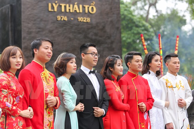 Cô dâu, chú rể rạng ngời hạnh phúc trong giây phút thiêng liêng của cuộc đời. (Ảnh: Minh Sơn/Vietnam+)