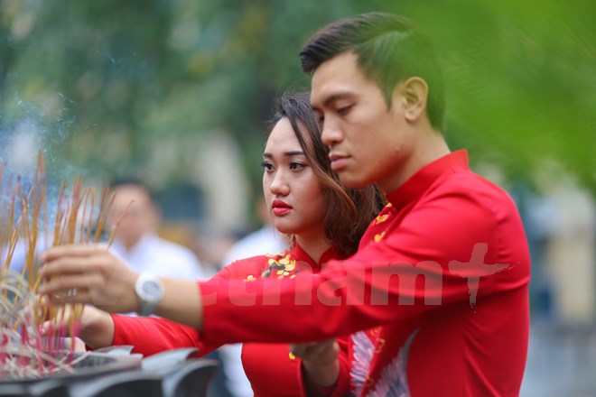 Thành đoàn Hà Nội – Quận ủy Ba Đình lực chọn 20 cặp đôi là các bạn trẻ sau khi đăng ký kết hôn tại các phường làm đám cưới tập thể và 20 cặp đôi ông bà chung sống vợ chồng hạnh phúc từ 50 năm trở lên để tôn vinh giá trị hạnh phúc gia đình. (Ảnh: Minh Sơn/Vietnam+)