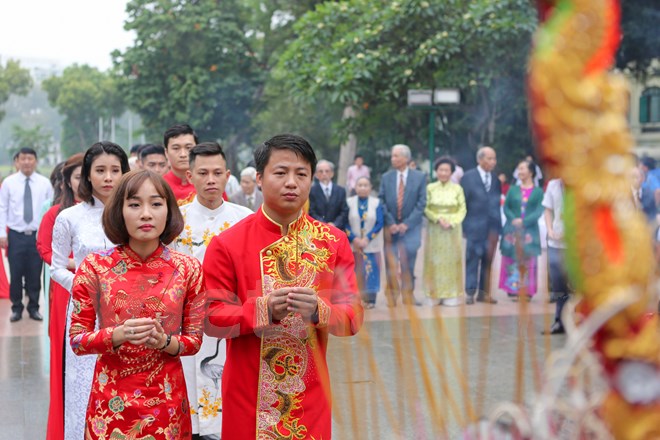 20 cặp đôi trẻ tham gia đám cưới nếp sống văn minh có cam kết thực hiện theo Chỉ thị 11 – làm tiệc tại gia đình không quá 300 khách mời. (Ảnh: Minh Sơn/Vietnam+)