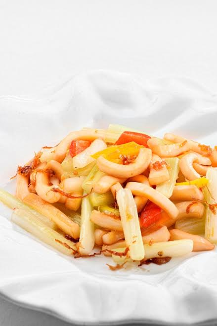 Hải Cảng Fine Dining mang tới thực đơn đồ ăn phong phú với hơn 80 món được chế biến từ những nguyên liệu hảo hạng. Trong đó, có những món ăn trứ danh đã tạo nên thương hiệu ẩm thực Hải Cảng như: Vây cá cung đình, Đuôi bò sốt rượu vang, Lợn sữa quay hồng vận, Cá tuyết gan ngỗng sốt tương bí truyền, Thiên hạ giả nhất phẩm với nguyên liệu liêu sâm cùng thịt cua,…