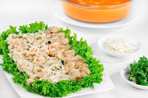 Hải Cảng Fine Dining đặc biệt dành tặng người dân và du khách đến thành phố biển rất nhiều món ăn mang đặc trưng bản địa, như: Tôm sú mù tạt hoa quả, Thịt bò an cách tư xào nấm bụng dê, Trung đường đạo hương nhục,… Tất cả được đội ngũ bếp tài hoa chế biến dưới sự dẫn dắt của vị bếp trưởng người Hoa với hơn 20 năm kinh nghiệm.