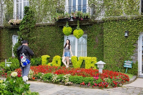 Sun World Ba Na Hills luôn đưa du khách từ bất ngờ này qua bất ngờ khác. Vẫn là cây xanh, vẫn là hoa muôn sắc, nhưng mỗi năm lại được sáng tạo và 