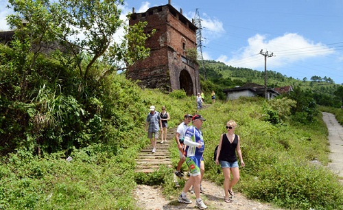 Nhiều công ty lữ hành cũng mở tuyến tour ngắm Hải Vân quan cho du khách.