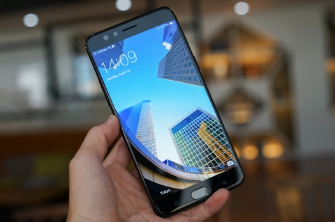 F3 Plus sở hữu bộ khung nguyên khối kim loại mỏng, đẹp, cho cảm giác thoải mái khi cầm trên tay. Máy sở hữu màn hình cong 2.5D rộng 6 inch với lớp kính cường lực Corning Gorilla Glass thế hệ 5.