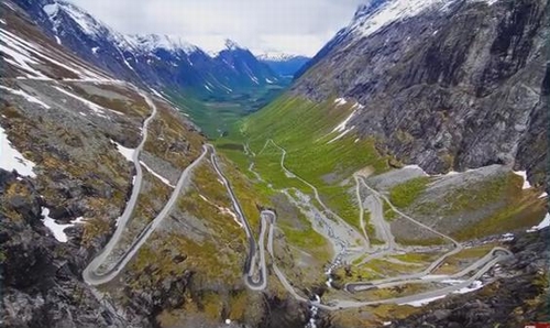 Đường Trollstigen (Na Uy): Theo trang web chuyên về du lịch yeudulich, Trollstigen là một trong những con đường núi ấn tượng nhất ở Na Uy và được xếp hạng trong 10 cung đường ngoạn mục nhất trên thế giới. Nơi đây là địa điểm lý tưởng để du khách ngắm cảnh, đặc biệt là những thác nước đẹp mê hồn. Con đường này rất hẹp và chỉ đủ chứa một lượng phương tiện giao thông nhỏ đi qua.