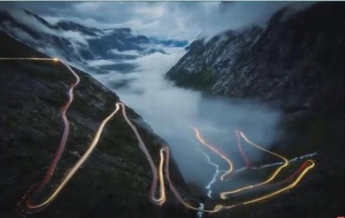 Trollstigen nằm khoảng 15 km về phía nam của Åndalsnes trong địa phận Romsdal, con đường này có độ dốc 9% với 11 khúc cua cùi chỏ và ngoằn ngoèo như rắn trườn theo dọc sườn núi Stigrøra có độ cao 858 mét trên mực nước biển. Con đường được thông vào ngày 31/7/1936 sau 8 năm thi công. Mặt đường rất nhỏ và có rất ít chỗ đủ rộng để 2 ô tô tránh nhau.  Đường Trollstigen còn được xem là một con đường quanh co kỳ lạ nhất thế giới bởi nó không theo bất cứ một quy luật nào. Nhìn từ trên cao, con đường này thật sự như một mê cung và bạn sẽ không thể tìm được lối ra nếu không phải là một người giỏi xác định phương hướng.