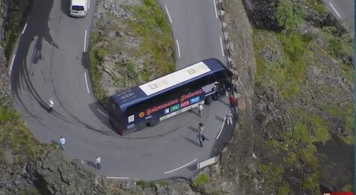 Vì Trollstigen quá quanh co và hiểm trở nên những phương tiện vận chuyển dài hơn 12,4 mét đều bị cấm lưu thông trên đường. Cũng vì quá nguy hiểm nên Trollstigen bị đóng cửa vào những tháng mùa thu và đông và chỉ mở cửa trở lại vào cuối tháng 4 hoặc đầu tháng 5 hàng năm. Trollstigen là một điểm thu hút du lịch nổi tiếng của Na Uy. Với thác nước Stigfossen cao 320m ngày đêm tung bọt trắng xóa, quanh cảnh hai bên đường hết sức hùng vĩ và ngoạn mục. Ở phía trên có nơi đậu xe rộng rãi cho phép du khách rời khỏi xe và đi bộ khoảng mười phút đến ban công đưa ra vách núi để ngắm toàn cảnh con đường uốn lượn dưới chân.