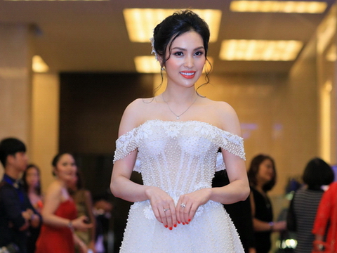 MC Huyền Sâm khoe vai trần gợi cảm đi dự sự kiện
