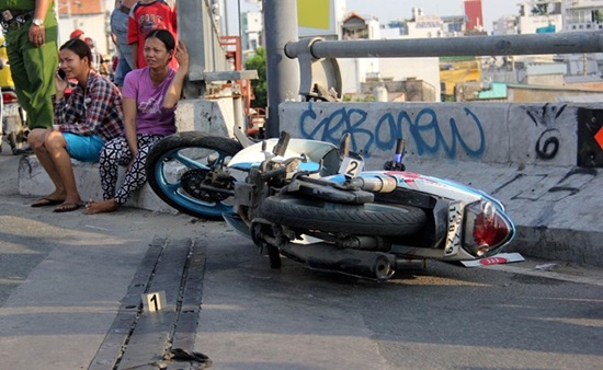 Người thân khóc ngất sau khi thanh niên rơi xuống kênh Tàu Hủ tử vong