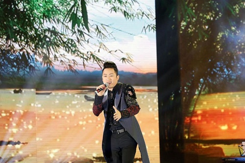 Tùng Dương đầy cảm xúc trong 