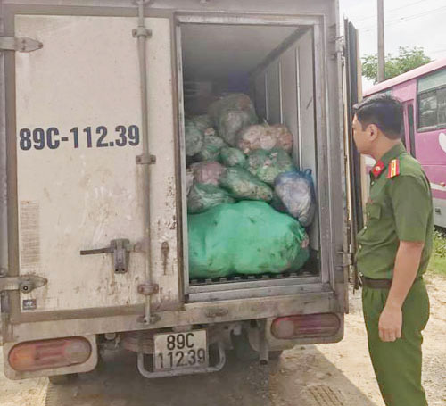 Công an Thành phố Thanh Hóa kiểm tra, bàn giao số thực phẩm bẩn cho cơ quan chức năng xử lý