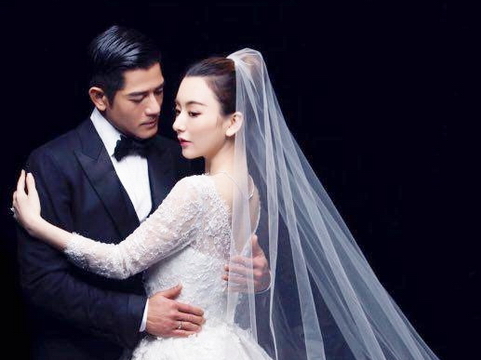 Vợ trẻ của Quách Phú Thành gần như 'mất hút' ở tiệc cưới