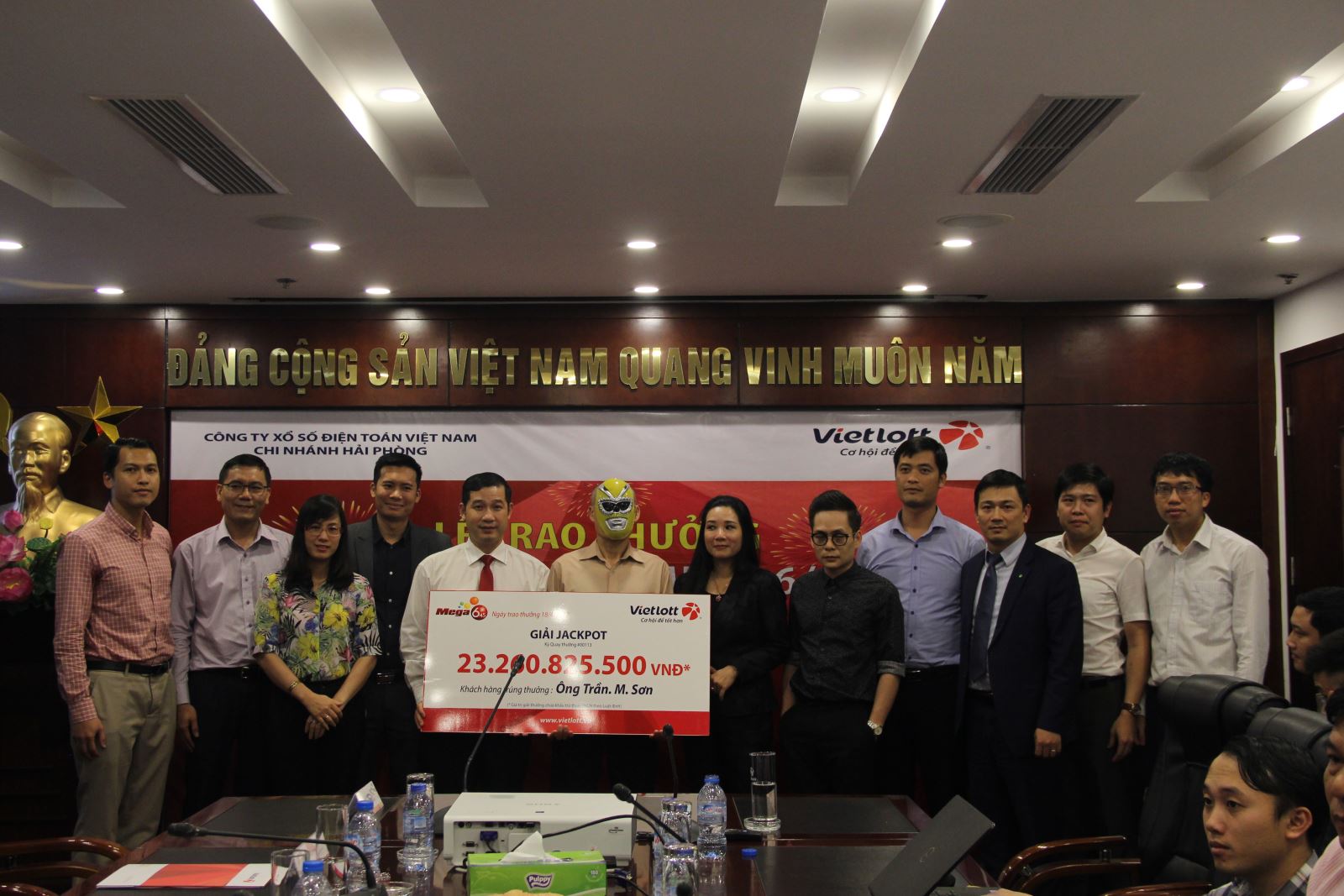 Tại buổi trao thưởng