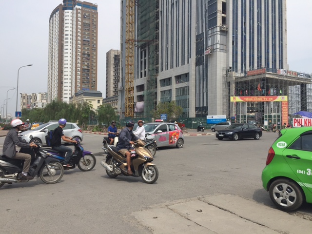 Xe taxi hư hỏng phần đầu, đang đỗ tại hiện trường