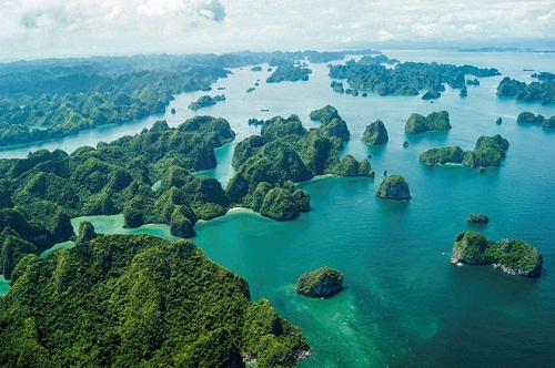  Vịnh Hạ Long: Nếu lựa chọn Vịnh Hạ Long là điểm đến trong dịp nghỉ lễ này, bạn sẽ có những trải nghiệm vô cùng ấn tượng. Sự kì diệu, tinh tế trong những đường nét, chạm khắc của núi đảo hòa quyện với biển, trời, mây, nước tạo nên một bức tranh nên thơ.  Vịnh Hạ Long có 1.969 hòn đảo với hình thù và dáng vẻ khác nhau tạo nên kiến trúc mặt nước vô cùng đặc sắc. Nhiều người ví vịnh Hạ Long như bức tranh thủy mặc hoàn hảo. Chẳng phải ngẫu nhiên Vịnh Hạ Long được UNESCO công nhận tới 2 lần là một trong 7 kỳ quan thiên nhiên thế giới. Vì thế, đừng quên đến với Vịnh Hạ Long trong dịp nghỉ lễ này để có thể chìm đắm với thế giới kỳ ảo mà thiên nhiên ban tặng cho nơi đây.  Có một đáng tiếc hơi nhỏ khi đến Vịnh Hạ Long vào đợt này là bạn sẽ không được chèo thuyền kayak vì TP. Hạ Long mới có công văn dừng hoạt động này từ 1/4. Tuy nhiên, bạn vẫn có thể có những trải nghiệm đặc biệt khi đến nơi này và khám phá vẻ đẹp kỳ vĩ nơi đây.