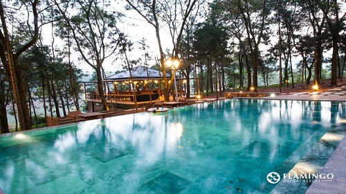 Flamingo Đại Lải Resort & Spa: Cách Hà Nội khoảng 80km, tương đương khoảng 1,5 tiếng di chuyển bằng ô tô, Flamingo Đại Lải còn được biết đến như một resort xanh và có hạ tầng được đầu tư kĩ càng. Được bao quanh bởi 500ha mặt nước và hàng ngàn héc ta rừng thông, đến đây, bạn dễ dàng cảm nhận được không gian trong lành hiếm có ở nơi đô thị.  Điểm cộng của khu resort này là có sức chứa lớn, nhiều loại phòng như hilltop, forest với không gian xanh bao quanh và có khoảng không riêng tư, rất thích hợp với nhu cầu nghỉ dưỡng.  Chưa kể ở đây còn được có khu vui chơi Wonder Park, Flamingo Beach Club với nhiều hoạt động giải trí tích hợp như bể bơi, thuyền Kayak, thuyền chuối, thuyền buồm để tha hồ vùng vẫy, vui chơi.  Đặc biệt trong dịp giỗ tổ năm nay tại Flamingo, resort này còn tổ chức các hoạt động vui chơi đặc sắc như: lớp học nấu ăn cho bé cùng Giám khảo Master Chef nhí – Alain Nguyễn, tiết mục ảo thuật và lớp học zumba và nhảy Flashmob…