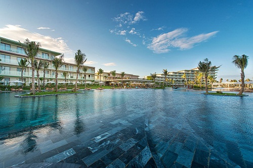 Một lựa chọn tuyệt vời khác cho bạn là đến Sầm Sơn, Thanh Hóa. Năm nay, Sầm Sơn đã được thăng hạng là thành phố, vì thế mọi dịch vụ cho kỳ nghỉ của bạn tại đây chắc chắn sẽ được cải thiện tối đa. Bạn có thể chọn nơi nghỉ cho mình và gia đình tại FLC Sầm Sơn.
