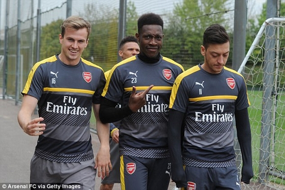 Welbeck trêu chọc Ozil vì gương mặt 