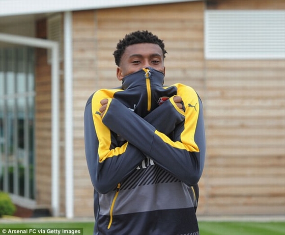 Iwobi co ro vì lạnh!
