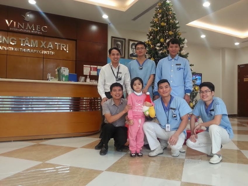 Khánh Hà và các bác sỹ của Trung tâm Ung bướu Vinmec