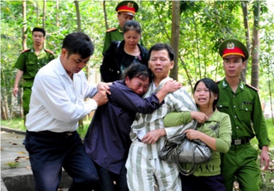 Tranh luận về bồi thường thiệt hại tinh thần cho người thân của người bị oan sai