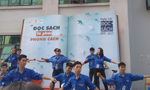 Ngày hội đọc sách PTIT 2017 thu hút sự tham gia của đông đảo sinh viên Học viện.