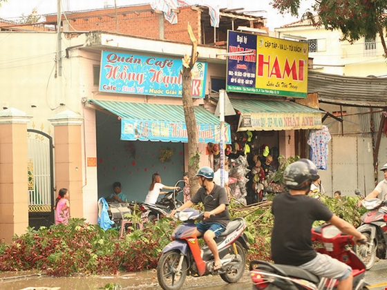 Hàng loạt ngôi nhà bị tốc mái trong cơn giông mạnh ở TP.HCM