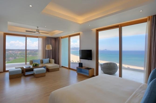 Điều thú vị là Nhơn Lý gần đây đã có một quần thể du lịch nghỉ dưỡng 5 sao. Bạn có thể nghỉ ngơi trong những căn villa cao cấp nằm cách biển chỉ vài bước chân, ôm trọn hình ảnh của núi và biển trong tầm mắt. Với ánh sáng tự nhiên qua những vách kính trong suốt mở ra bốn phía, du khách sẽ trải nghiệm cảm giác có một không hai, khi hòa mình vào lòng biển xanh rộng lớn, bình yên và đầy thư giãn.