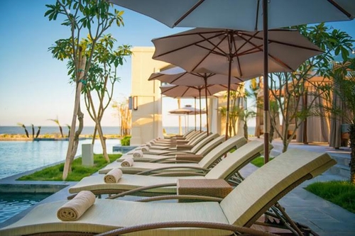 Với sự có mặt của khu Quần thể nghỉ dưỡng 5 sao FLC Samson Beach & Golf Resort nằm giáp khu du lịch biển Sầm Sơn, bạn sẽ có thêm một địa chỉ tuyệt vời để tận hưởng vẻ đẹp của Sầm Sơn.  Và nếu ai đó vẫn đang mặc định biển Sầm Sơn chỉ có du lịch bình dân, mùa vụ, muốn sang chảnh thú vị phải đi chỗ khác, thì hãy nghĩ lại.  Với sự có mặt của khu Quần thể nghỉ dưỡng 5 sao FLC Samson Beach & Golf Resort nằm giáp khu du lịch biển Sầm Sơn, bạn sẽ có thêm một địa chỉ tuyệt vời để tận hưởng khung cảnh biển tĩnh lặng, thơ mộng giữa không gian trong lành của cỏ cây hoa lá. Đứng giữa khu vườn xanh mát, ngắm nhìn biển cả ngút ngàn tầm mắt là một trải nghiệm vô cùng thú vị khi tới với Sầm Sơn hè này.