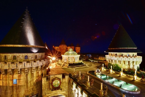 Được mệnh danh là xứ hội hè bất tận, Sun World Ba Na Hills mang tới cho bạn trải nghiệm về một kỳ nghỉ sôi động. 2 suất diễn carnival trong ngày sẽ làm say trong âm nhạc rộn ràng. Ở “chốn thiên đường nơi hạ giới” này có tới hàng nghìn sắc hoa đang đua nhau tỏa hương như arapang, thu hải đường, phong lữ, cẩm tú cầu… trải nghiệm cảm giác như đang ôm lấy đất trời khi “ngước mắt thấy hoa tươi, quờ tay chạm mây mỏng”.  Bạn cũng sẽ được trải nghiệm hệ thống trò chơi hiện đại trong công viên Fantasy Park với cảm giác dạo chơi trong khu rừng Thần tiên, thám hiểm Công viên khủng long, chinh phục đỉnh cao với Tháp rơi tự do 29m…  Ban ngày, Sun World Ba Na Hills sôi động là thế mà ban đêm lại tĩnh lặng lạ thường. Trong không gian trời Âu, bầu không khí trong lành như ở xứ ôn đới sẽ khiến bạn thấy lòng mình nhẹ bỗng. Những dịch vụ nghỉ dưỡng sang trọng bậc nhất sẽ giúp bạn cân bằng trạng thái, tái tạo năng lượng tuyệt vời sau một kỳ nghỉ lễ chất lượng bên người thân, gia đình. Đừng cố gắng mang theo bất cứ thứ đồ ăn nào, bởi bạn sẽ tiếc nuối nếu đến Sun World Ba Na Hills mà không ăn các loại bánh Pháp nổi tiếng, uống hàng trăm loại vang ngon từ hầm rượu Debay, nếm thử đồ ăn Ý, và tấm tắc với hương vị các món ăn ba miền Bắc Trung Nam…