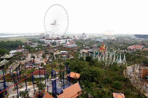 Thêm một địa chỉ vui chơi không thể bỏ qua khi tới Đà Nẵng đó chính là Sun World Danang Wonders (Asia Park), nơi bạn cùng gia đình khám phá một châu Á thu nhỏ và xả stress với chuỗi trò chơi hiện đại hàng đầu thế giới. Cùng trải nghiệm cảm giác ngắm toàn cảnh Đà Nẵng về đêm từ vòng quay mặt trời Sun wheel hay khám phá thế giới giải trí tại khu vui chơi trong nhà...chọn lựa nào cũng hấp dẫn.  Dịp nghỉ lễ này, Sun World Danang Wonders sẽ có các màn biểu diễn sôi động của nhóm nghệ sĩ đến từ Châu Âu. Bạn cũng sẽ được vui chơi, nhảy múa và chụp ảnh cùng 10 chú Mascot ngộ nghĩnh, dễ thương- biểu tượng của Sun World Danang Wonders. Từ 29/04 đến 30/06 Sunworld Danang Wonders sẽ mở cửa cả ngày từ 9h30- 22h30, bạn thỏa sức chọn khung giờ phù hợp để vui chơi.  Cách đó không xa, tại Không gian ẩm thực Ngũ hành (khai trương ngày 29/04 tại số 1 Phan Đăng Lưu) thực khách tha hồ trải nghiệm hàng trăm món ăn hấp dẫn, dưới bàn tay chỉ đạo của MasterChef Phạm Tuấn Hải. Khi mua vé dự Không gian ẩm thực Ngũ hành, du khách được miễn phí 5 trò chơi ngoài trời và nhận giảm 10% giá vé vào cửa công viên. Đừng quên bỏ qua lịch tham dự đêm khai mạc Lễ hội pháo hoa quốc tế 30/4, với sự tỏa sáng của đội Áo và đội chủ nhà Việt Nam.  …Một Đà Nẵng tưng bừng náo nhiệt đến khó cưỡng đang chờ bạn phía trước.