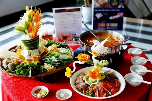 Là sản phẩm du lịch đẳng cấp nhất Tây Bắc, Sun World Fansipan Legend sẽ là điểm đến không thể tuyệt vời hơn cho gia đình bạn dịp nghỉ lễ 30/04 này khi trải nghiệm cảm giác chinh phục nóc nhà Đông Dương bằng tuyến cáp treo 3 dây. Trên nóc nhà Đông Dương bạn thấy cả một biển mây như đang trải rộng ngay dưới chân mình. Dọc hành trình lên đỉnh Fansipan bạn sẽ ngắm nhìn thung lũng Mường Hoa tuyệt đẹp hay quang cảnh hùng vĩ của dãy Hoàng Liên Sơn đang mùa hoa đỗ quyên.  Phục vụ du khách, dịp nghỉ lễ này, Sun World Fansipan Legend sẽ tổ chức chương trình Ca múa nhạc do các đồng bào dân tộc Tây Bắc biểu diễn. Đến với Sun World Fansipan Legend bạn cũng đừng quên ghé qua nhà hàng Hải cảng mới khai trương với thực đơn đa dạng, cùng mức giá hợp lí dao động từ 199.000 đến 300.000 đồng.  Cùng nhanh tay book lịch để dành tặng gia đình một kỳ nghỉ thật chất lượng sẽ giúp bạn có được những phút giây hạnh phúc, một dịp xả stress không thể hoàn hảo hơn vào dịp nghỉ lễ 30/04 – 01/05 này.