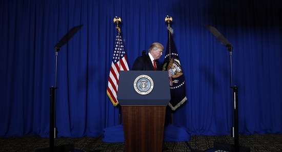 &quot;Tả xung hữu đột&quot; khắp các mặt trận, ông Trump vẫn thảm bại