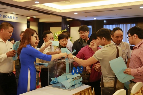 Cổ đông bỏ phiếu thông qua các báo cáo, tờ trình.