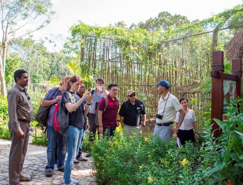 Đoàn chuyên gia SEAZA, Wild Welfare và ZAA khảo sát thực tế tại chuồng hổ của Vinpearl Safari