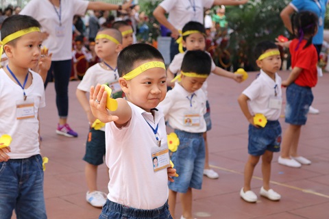 Với phương châm “lấy trẻ làm trung tâm”, “Ngày hội thể thao CGD Victory năm 2017” là một trong nhiều hoạt động trải nghiệm thường xuyên của nhà trường, giúp các em được phát triển toàn diện, hài hòa cả về thể chất và trí tuệ. Ngày hội thể thao được tổ chức với các hoạt động sôi nổi, hấp dẫn như đồng diễn thể dục, thi đấu, trò chơi… Các trò chơi vận động tăng sức bền, đòi hỏi sự linh hoạt khéo léo và tinh thần đồng đội.