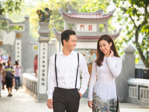 Đang thi học kỳ, Hoa hậu Mỹ Linh ra Hà Nội quay MV cùng MC Phan Anh
