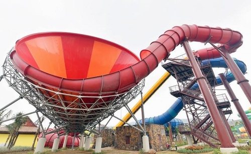 Tại khu vui chơi thiếu nhi, “Vịnh Lốc Xoáy” Typhoon Water Park mang đến không gian giải trí rực rỡ sắc màu, quy tụ chuỗi trò chơi hấp dẫn và tuyệt đối an toàn cho trẻ nhỏ. Những đường trượt ấn tượng, mô hình các sinh vật ngộ nghĩnh tại khu vực “Vịnh Mặt trời” hay “Quốc đảo kỳ diệu” đem đến cho các bé cảm giác bất ngờ, thích thú. Cách đó không xa là khu vui chơi gia đình với các trò chơi vận động đỉnh cao, đòi hỏi từ người chơi sự gắn kết và phối hợp ăn ý, như “Thử thách mãng xà”, “Đảo hải tặc”…