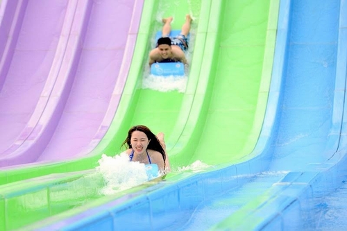 Điểm nhấn tại công viên nước Typhoon Water Park là các trò chơi mạo hiểm dành cho những người đam mê thử thách. Và để có được những trải nghiệm tuyệt vời, “bùng nổ” nhất, để thỏa sức khám phá giới hạn của bản thân, hãy thử cảm giác “rơi tự do” từ độ cao hơn 20m trên những đường trượt xoắn ốc siêu tốc, quăng mình xoay tròn 360 độ trong trò chơi “Cơn bão nhiệt đới”. 