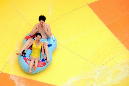 Tất cả trò chơi tại Typhoon Water Park đều nhập khẩu từ châu Âu, được thử tải và kiểm định dựa trên hệ thống tiêu chuẩn khắt khe nhất của TÜV (Technischer Überwachungsverein) - Hiệp hội kiểm định chất lượng danh tiếng của Đức, dưới sự giám sát của các chuyên gia dày dặn kinh nghiệm đến từ Châu Âu. Bên cạnh hệ thống trò chơi đẳng cấp quốc tế, Typhoon Water Park còn hấp dẫn du khách bởi không gian ngợp sắc thiên nhiên với các dãy núi đá nhân tạo, trên 135.000 cây hoa bụi các loại và trên 3.500 cây xanh. Để cung cấp thêm trải nghiệm cho khách vui chơi, tại Typhoon Water Park còn có hệ thống nhà hàng đa dạng, phục vụ mọi nhu cầu của du khách. Đó là nhà hàng Typhoon Grill đẳng cấp với những món nướng mang phong vị biển cả, là Pizza Cove luôn sẵn sàng với các combo đồ ăn nhanh hấp dẫn, hay Long’s Pool Bar – với menu đồ uống giải nhiệt phong phú, đánh bay cái nóng mùa hè.