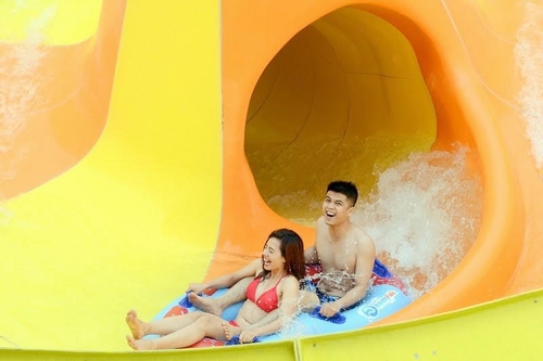 Là một trong những công trình vui chơi giải trí đẳng cấp quốc tế do Tập đoàn Sun Group đầu tư xây dựng, Typhoon Water Park là công viên thứ 2 tại Việt Nam sau Dragon Park được quản lý bởi Parques Reunidos (Tây Ban Nha) – Tập đoàn điều hành công viên giải trí hàng đầu thế giới, hiện đang quản lý 61 công viên tại 14 quốc gia ở châu Âu, châu Mỹ (Hoa Kỳ và Argentina), Trung Đông (Dubai) và châu Á (Việt Nam).