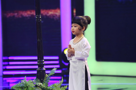 Đến với đêm Bán kết, cô bé một lần nữa khiến mọi người sửng sốt, “há hốc” khi xuất sắc hoá thân thành nữ MC Trác Thuý Miêu. Từ tông giọng nói, phong cách, thần thái đến cách hành văn trong từng lời dẫn của cô bé khiến Trấn Thành, Ốc Thanh Vân bật cười liên tục vì quá giống nữ MC. 